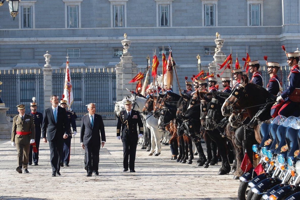 El presidente de Portugal, recibido por los Reyes con honores militares en el Palacio Real