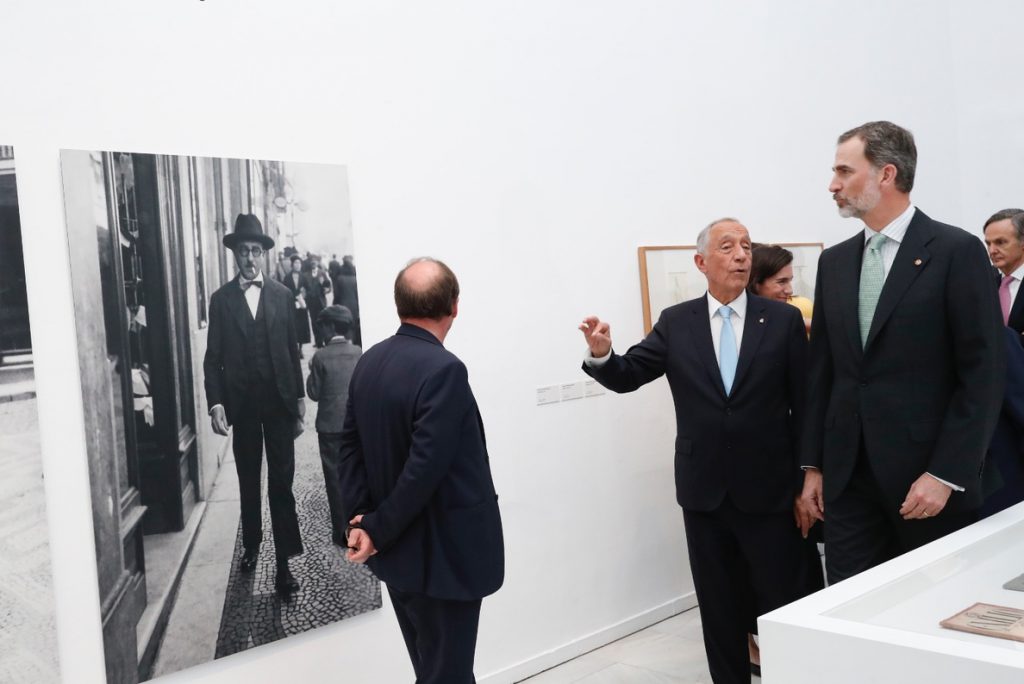 El Rey Felipe VI acompaña al presidente de Portugal a la exposición sobre Pessoa en el Reina Sofía