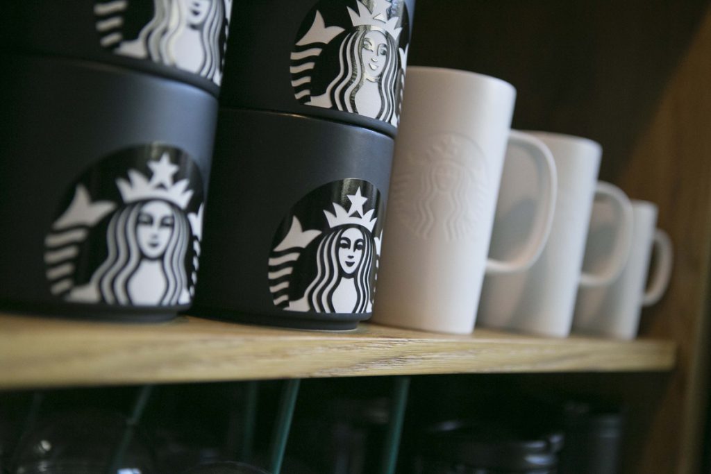 Starbucks dará un curso contra el racismo a sus 175.000 empleados en EEUU tras el incidente de Filadelfia