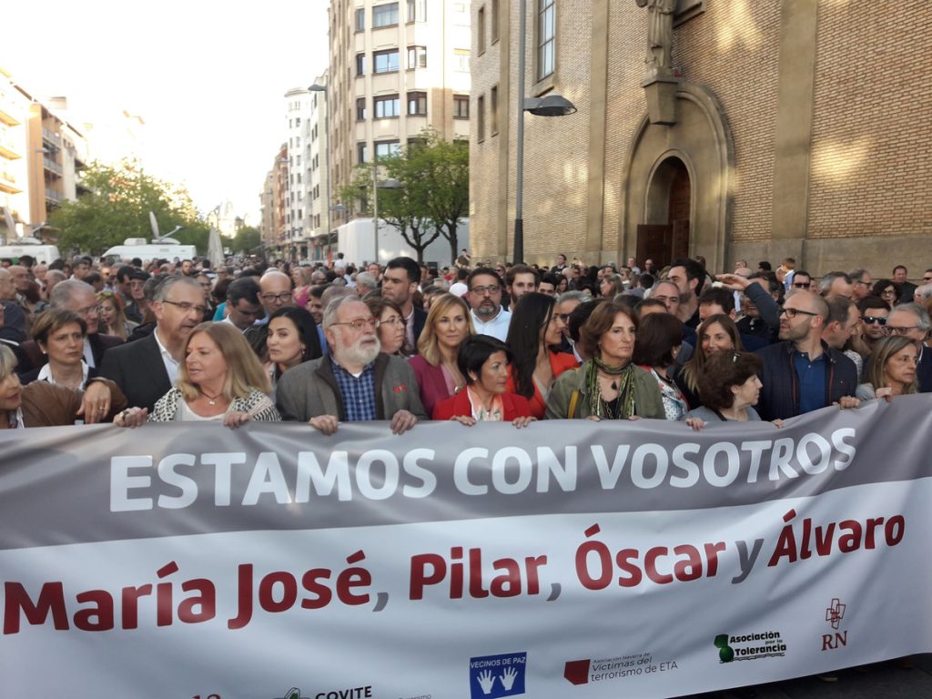 Víctimas del terrorismo, partidos y ciudadanos apoyan en Pamplona a los guardias civiles de Alsasua