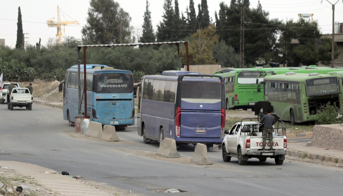 Comienza la evacuación de rebeldes y civiles de una zona siria al norte de Damasco