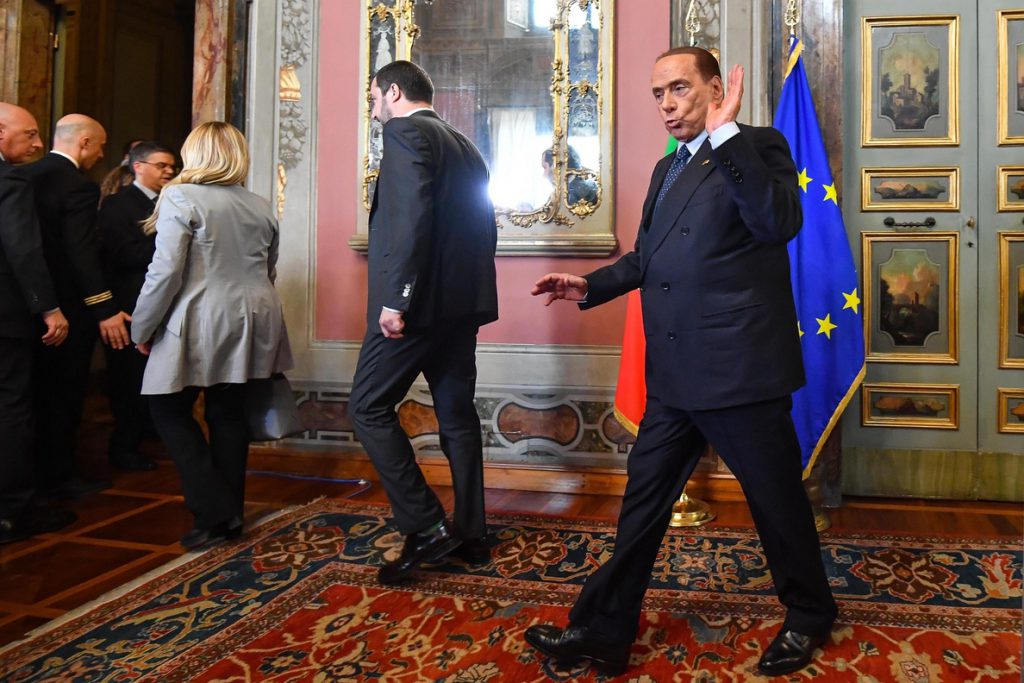 Los ataques de Berlusconi al Movimiento 5 Estrellas irritan a la coalición de derechas