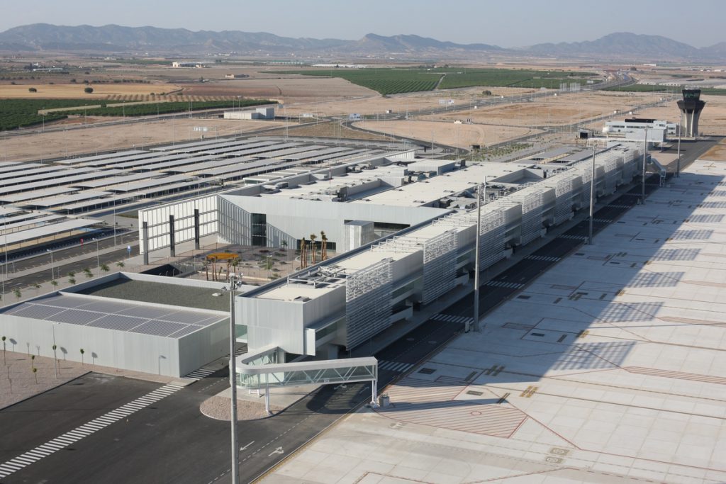 Sacyr reclama 518 millones a Murcia por la resolución del contrato del aeropuerto