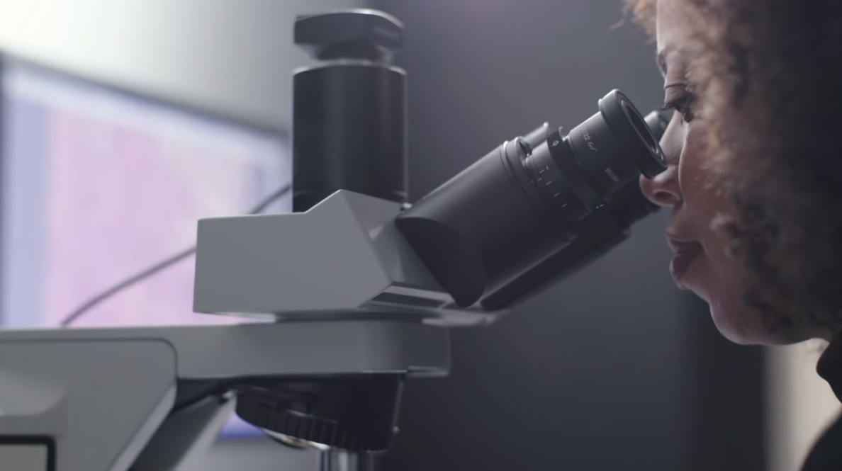 El microscopio con inteligencia artificial para detectar el cáncer