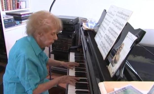 Colette Maze, la anciana que toca cuatro horas al día pese a sus 103 años
