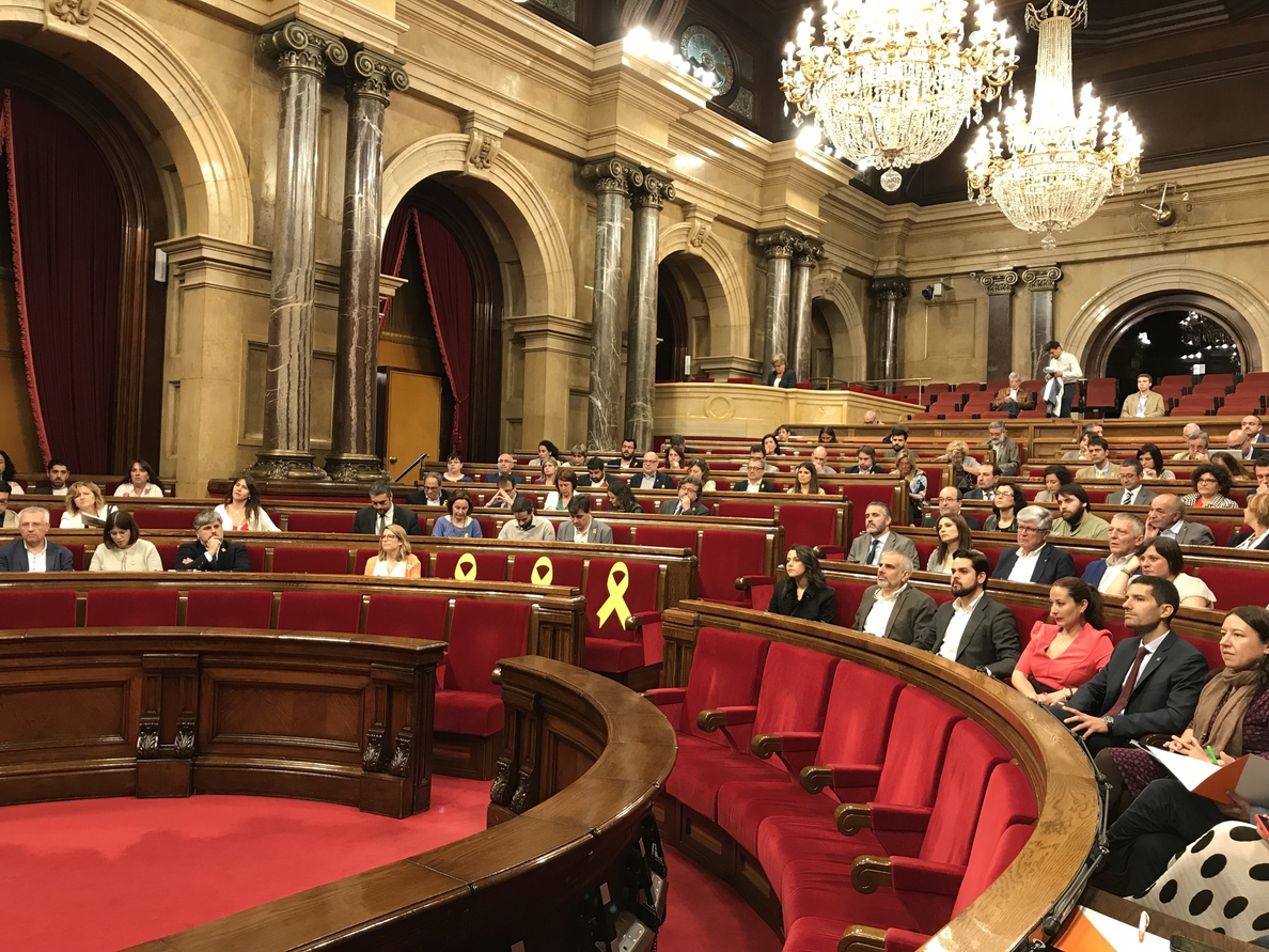 El Parlament aprueba las primeras iniciativas con el voto delegado de Comín