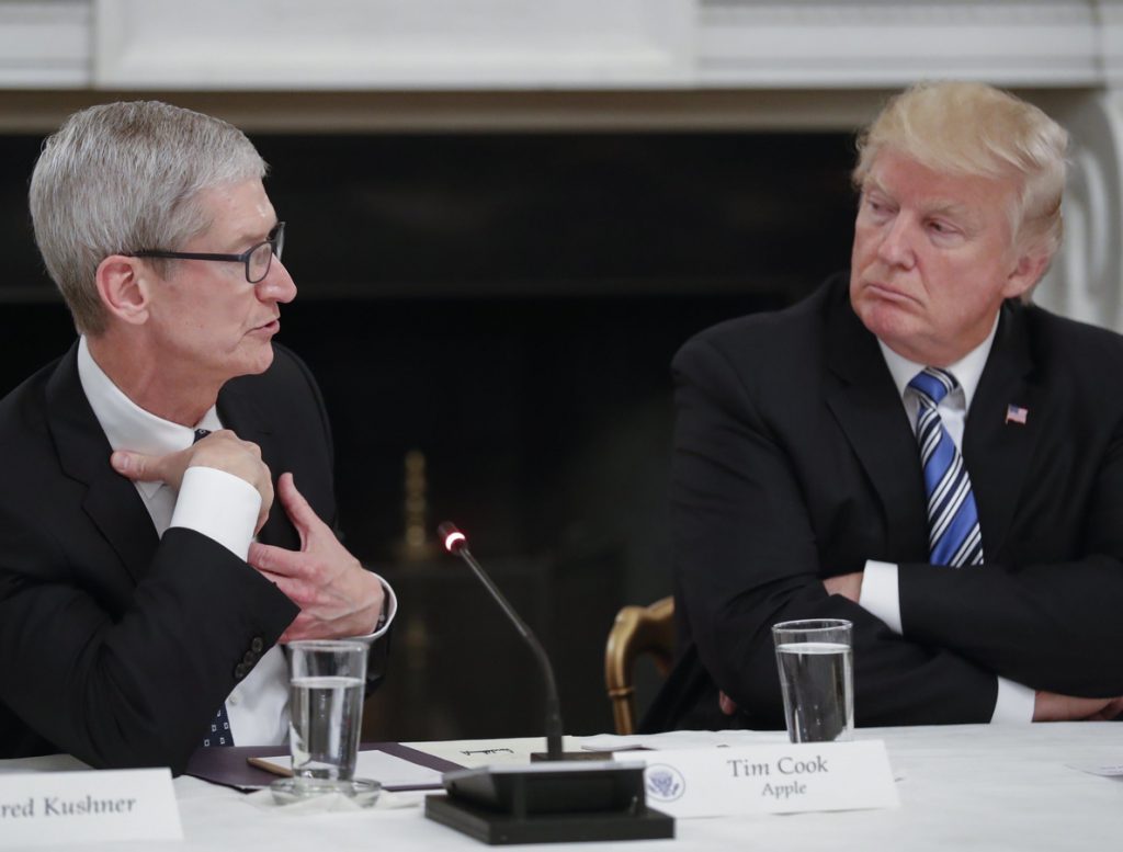 Trump se reúne con el jefe de Apple en medio de las tensiones comerciales con China