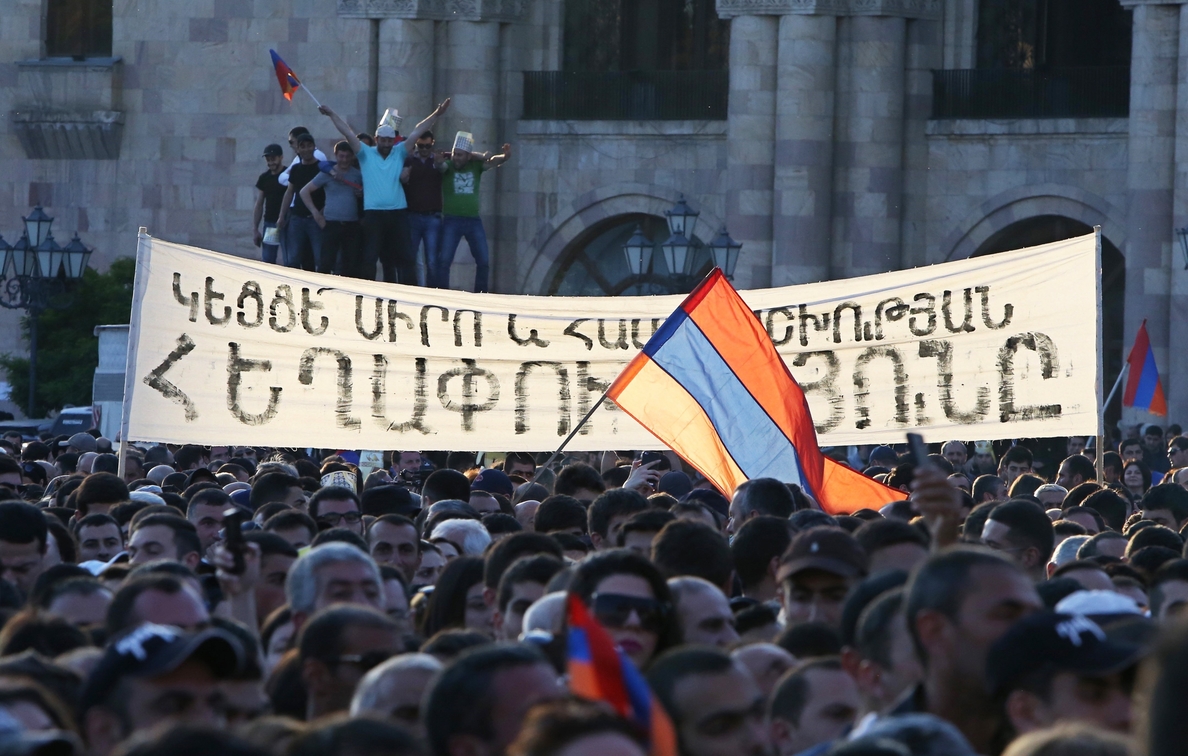 Pashinián llama a desbloquear temporalmente las calles de Ereván