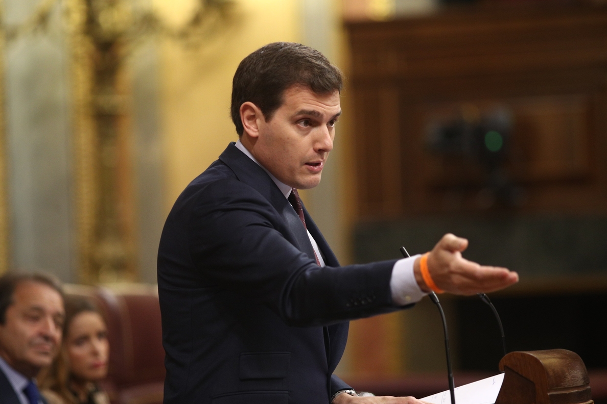 Rivera reprocha a Montoro que «no quería bajar impuestos» y al PSOE que rechace con los «golpistas» los PGE