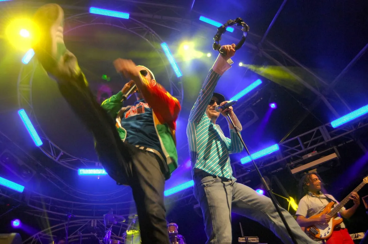 Los Tony Manero cambian la discoteca por los pañales sin perder el »groove»