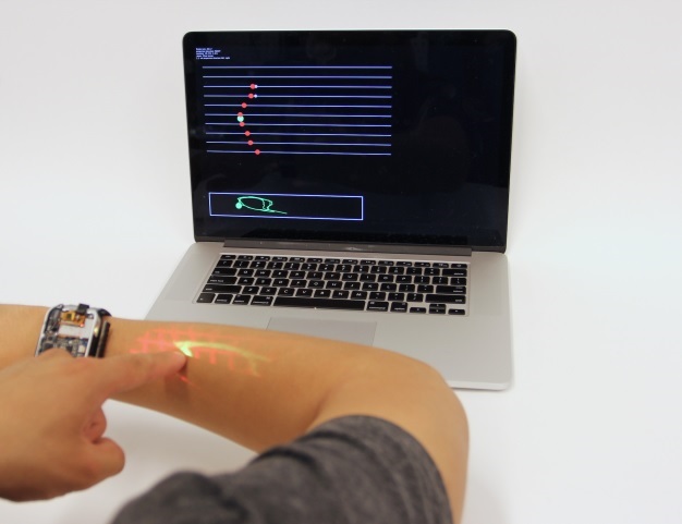 Un »smartwatch» proyecta la pantalla táctil sobre la piel… ¡y funciona!