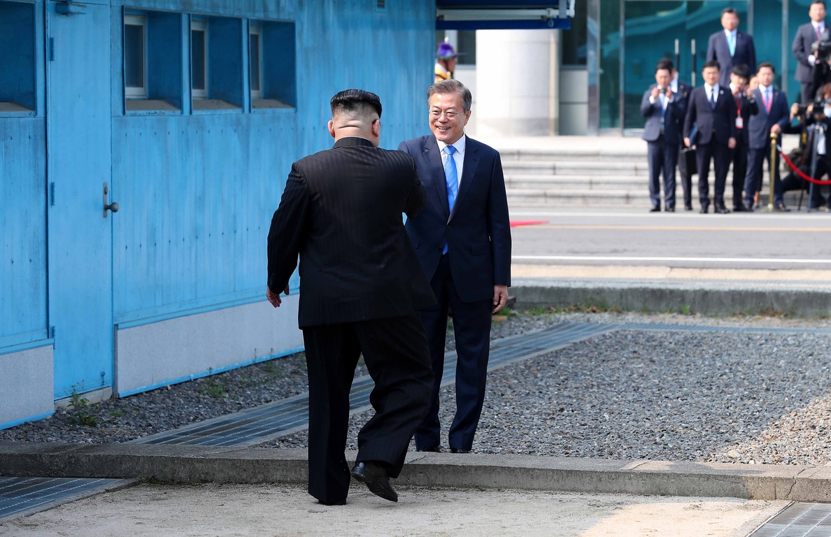 Kim Jong-un bromea con Moon Jae-in al llevarlo al Norte de la frontera