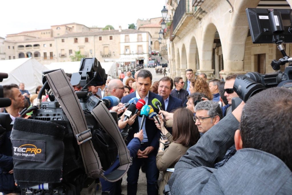 Pedro Sánchez muestra su compromiso con Extremadura, donde el PSOE está en «condiciones óptimas» para ampliar su mayoría