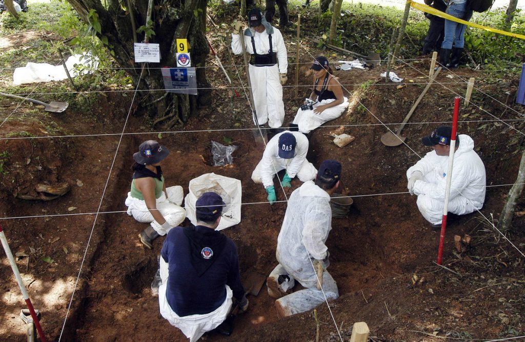 Ubican y exhuman 9.000 cuerpos de víctimas del conflicto armado en Colombia