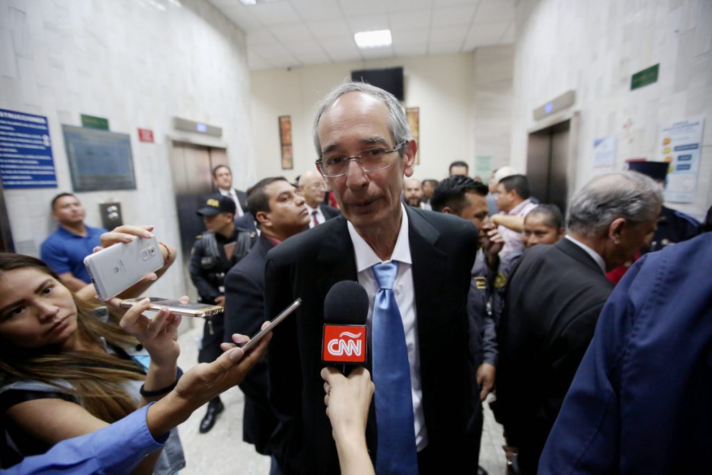 Un juez libera bajo fianza al expresidente de Guatemala Alvaro Colom