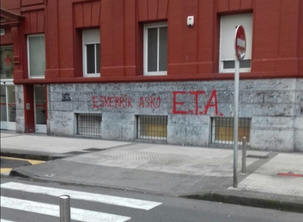 El PP condena enérgicamente las «pintadas de agradecimiento» a ETA aparecidas en las capitales vascas