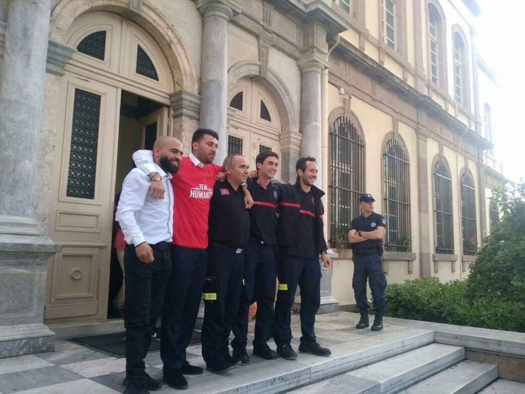 Políticos celebran la absolución de los tres bomberos juzgados en Lesbos: «Una magnífica noticia»