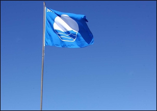 España lucirá 696 »Banderas Azules» este verano, once más en playas, y mantiene el liderazgo mundial