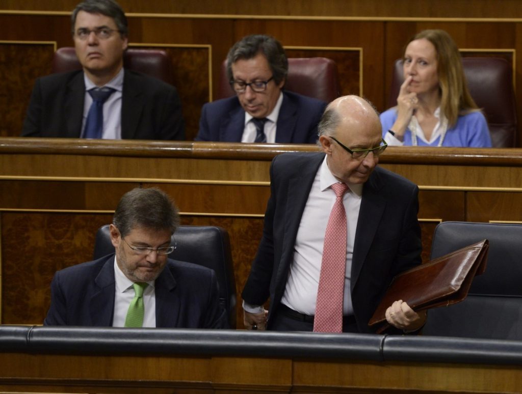 El PSOE pregunta a Montoro por qué no han llevado al BOE ni a las Cortes los acuerdos fiscales con Luxemburgo