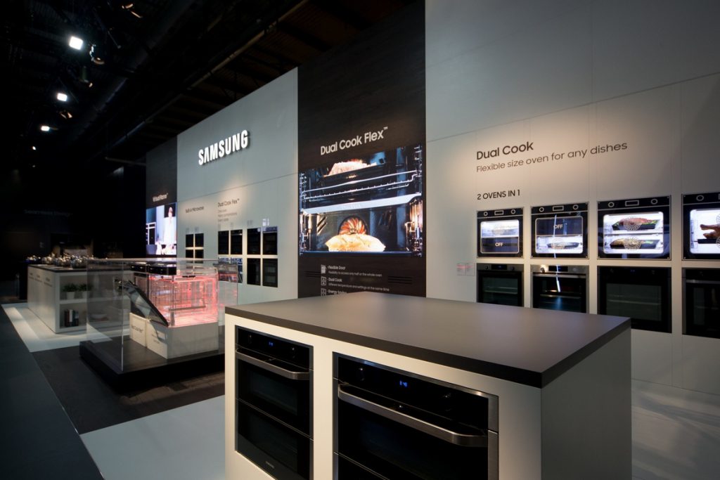 Samsung presenta el horno conectado Dual Cook Flex, que permite dividirlo en dos y cocinar varios platos al mismo tiempo