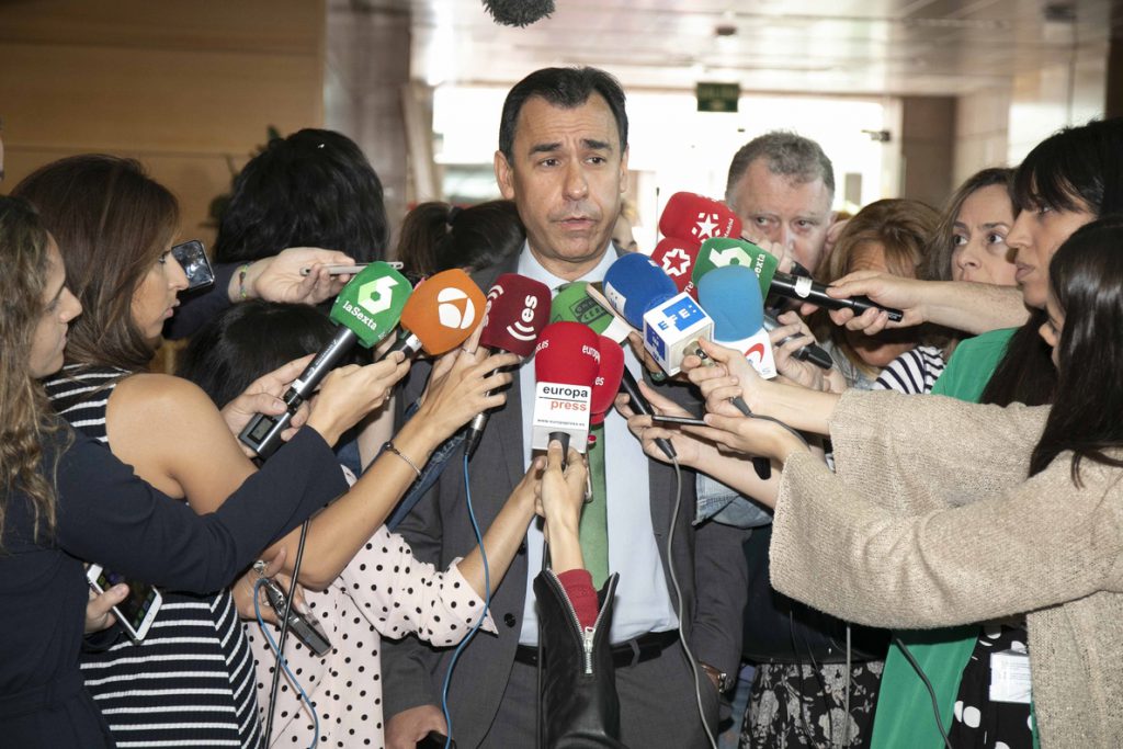 Martínez-Maíllo advierte a Torra: «Podrá ser un títere de Puigdemont pero si no respeta las leyes será el responsable»