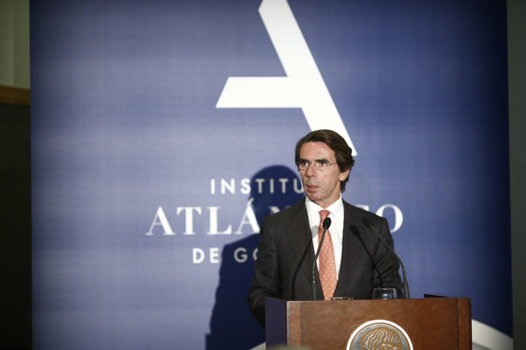 Aznar invita a Manuel Valls a su máster del Instituto Atlántico de Gobierno, el mismo foro al que fue Rivera hace un año