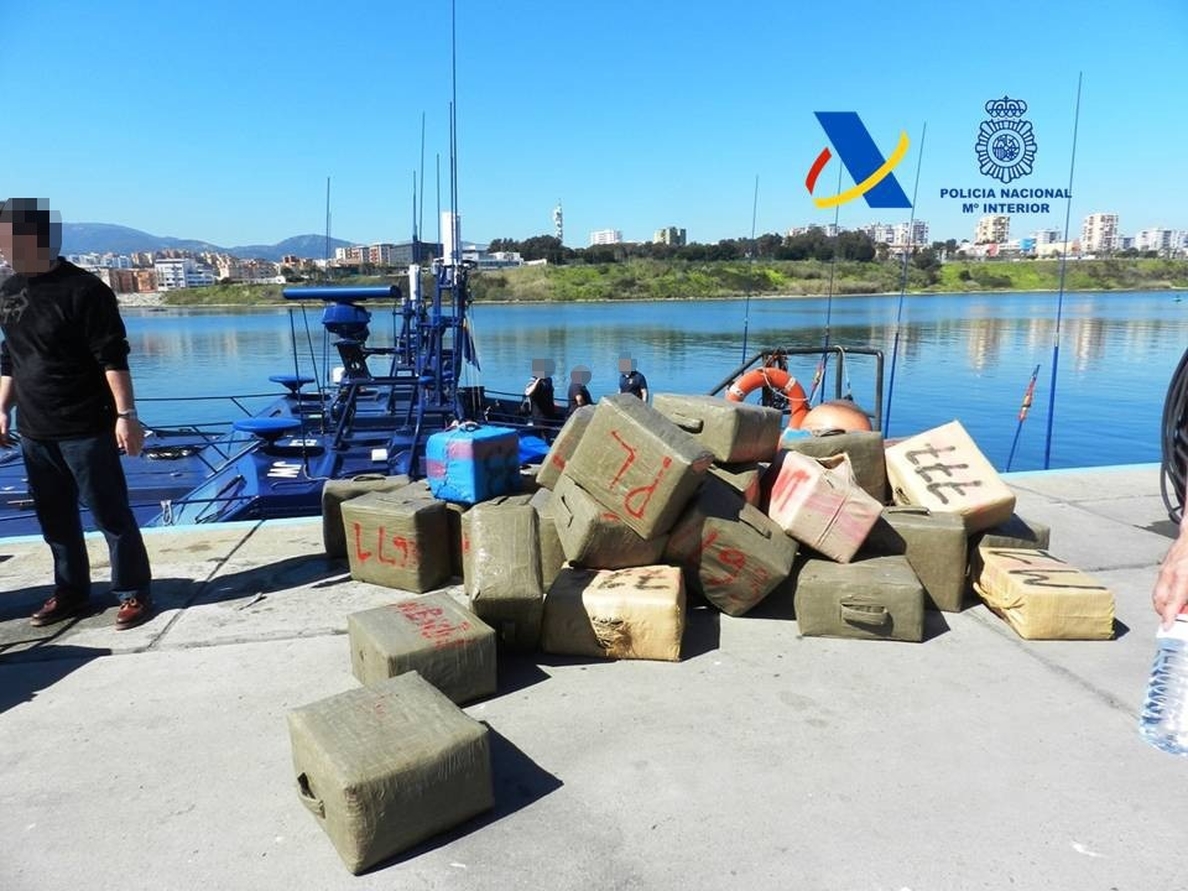 Zoido promete «refuerzos constantes» en el Campo de Gibraltar para acabar con «toda la trama de narcotraficantes»