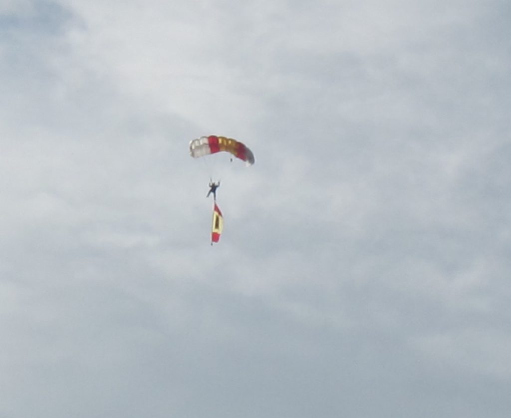 Saltos en paracaídas, exhibiciones y diferentes exposiciones para acercar las Fuerzas Armadas a los logroñeses
