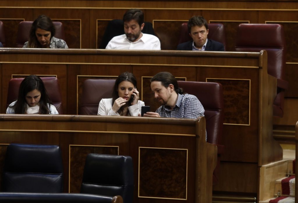 Las bases de Podemos apoyan el liderazgo de Iglesias y Montero con un 68% de los votos en la consulta del chalé