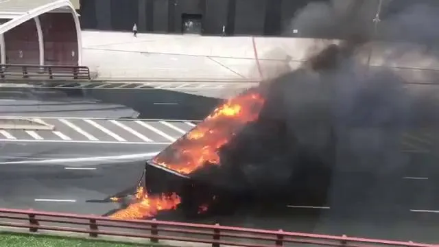 Arde un camión en el acceso al San Mamés en Bilbao