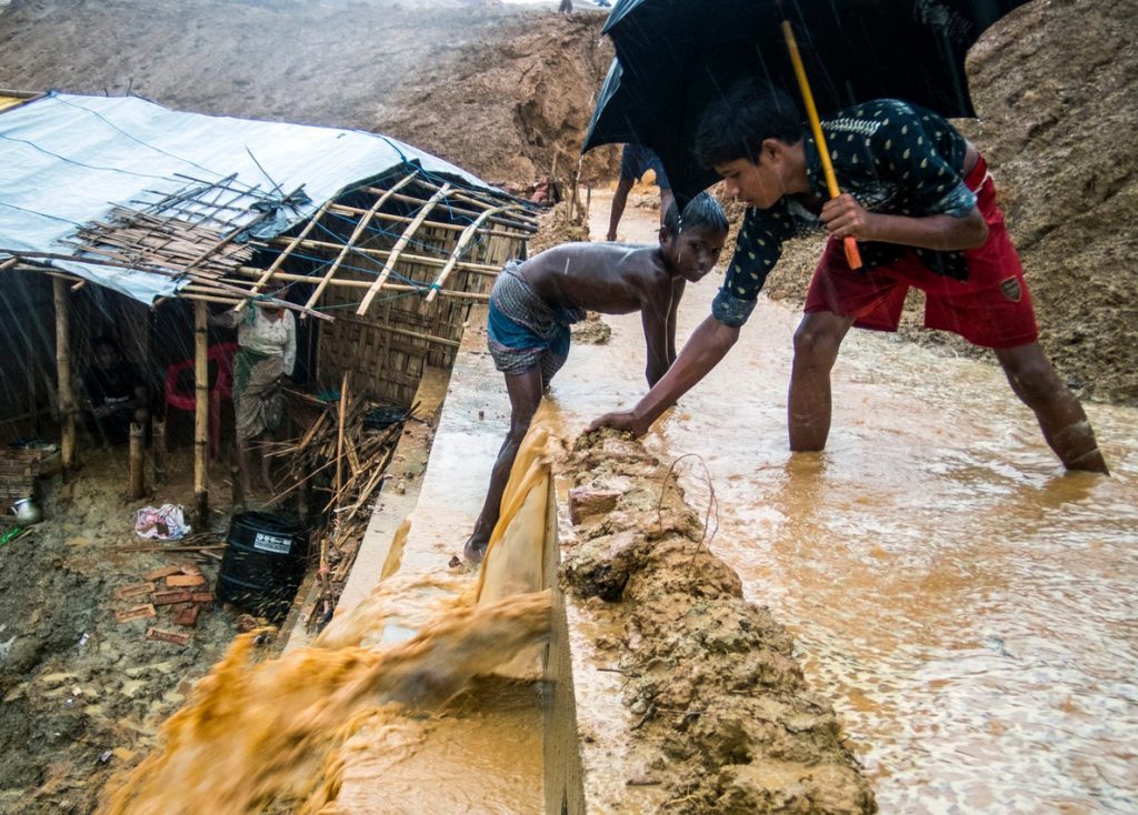 La primera gran tormenta del monzón inunda los campos de refugiados rohingya en Bangladesh