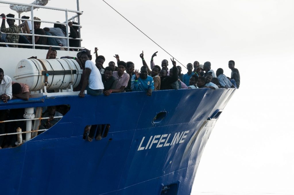 El ‘Lifeline’ invita a Salvini a bordo para ver que los inmigrantes «son humanos, no trozos de carne»