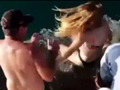 Una mujer es arrastrada por un tiburón cuando trataba de alimentarlo