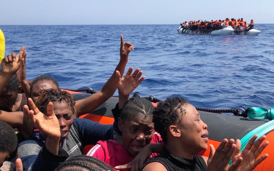 El Open Arms llega a Barcelona con los 60 migrantes rechazados por Italia y Malta