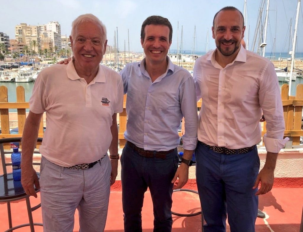 Margallo y Cabanes muestran su apoyo a Casado, que insiste en que si gana, integrará la candidatura de Santamaría