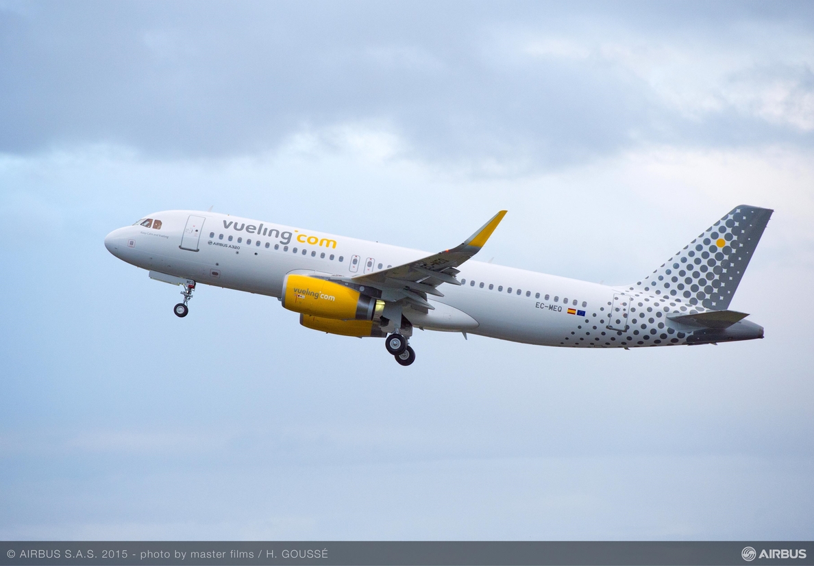 Los pilotos de Vueling firman un preacuerdo con la aerolínea para el convenio colectivo