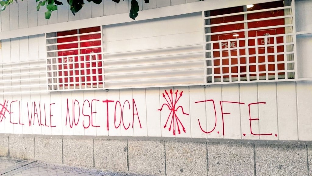 Aparecen pintadas en la sede del PSOE-M contra la exhumación de Franco firmadas por Juventudes Falangistas