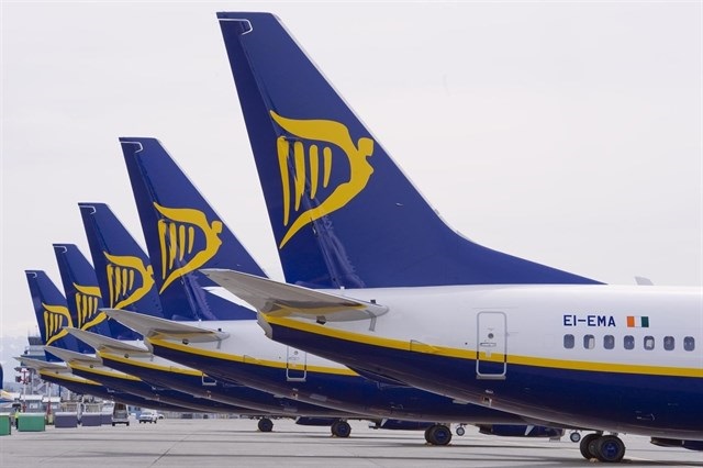 Economía- Fomento dice que es legal que Ryanair cancele vuelos pero habrá sanciones si no atiende derechos de pasajeros