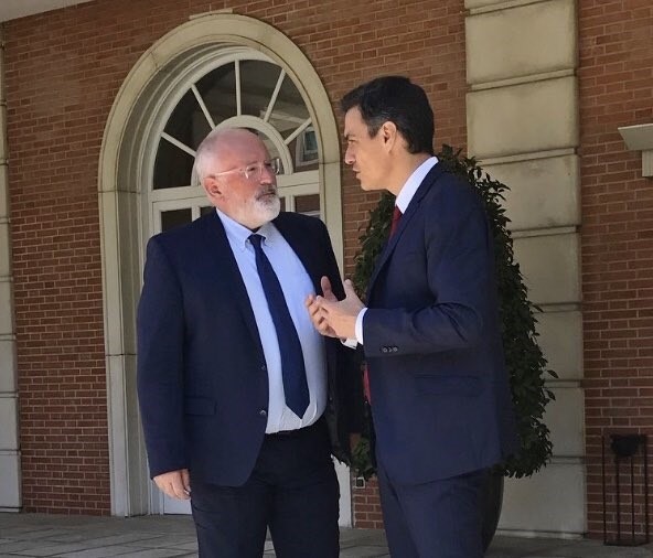 Pedro Sánchez aborda el futuro de la UE con el vicepresidente primero de la Comisión Europea