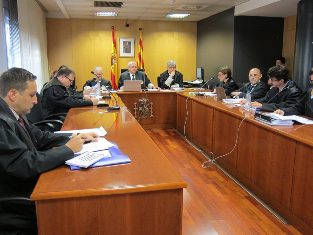 El TSJC mantiene la suspensión cautelar del reglamento barcelonés que limita los VTC