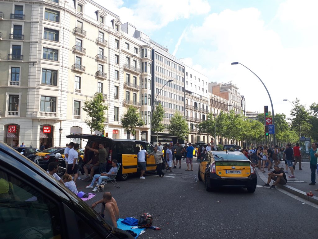 Taxistas mantienen cortada la Gran Via de Barcelona tras haber pasado la noche