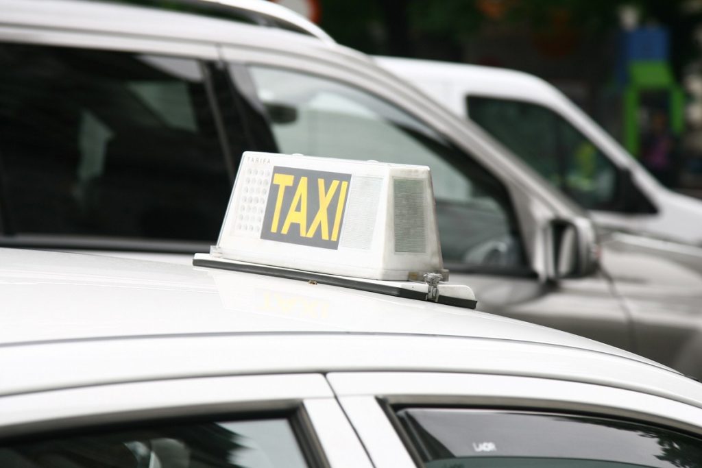 Tres asociaciones de taxistas apoyan en Madrid el paro indefinido del sector y ofrecen servicios mínimos gratuitos