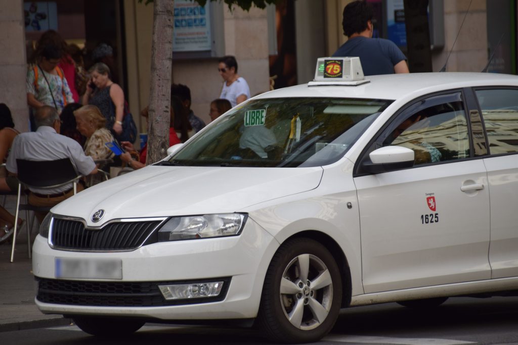 La Asociación Provincial de Auto-Taxi de Zaragoza comienza un paro general indefinido a partir de esta medianoche