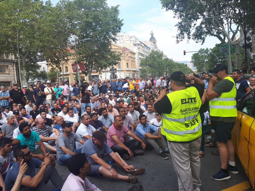 Taxistas acuerdan pedir una paralización de las licencias VTC y transferir competencias a las comunidades