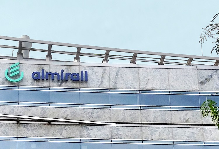 Almirall ganó 52 millones hasta junio frente a unas pérdidas de 73,1 en 2017