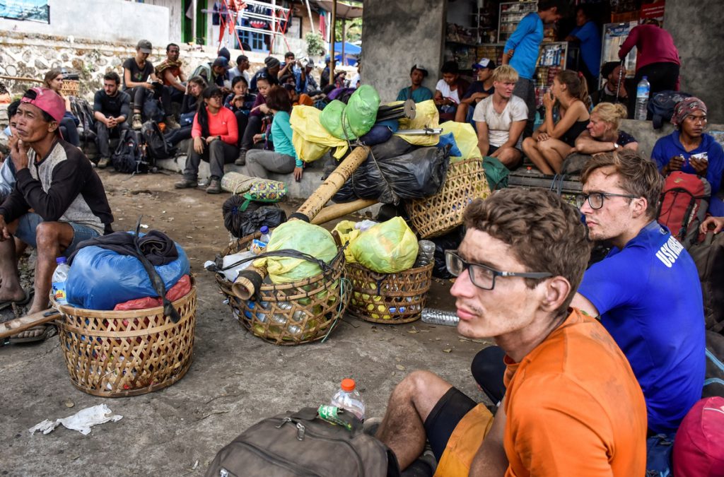 Indonesia rescatará a 29 españoles atrapados en el monte Rinjani desde el seísmo del domingo