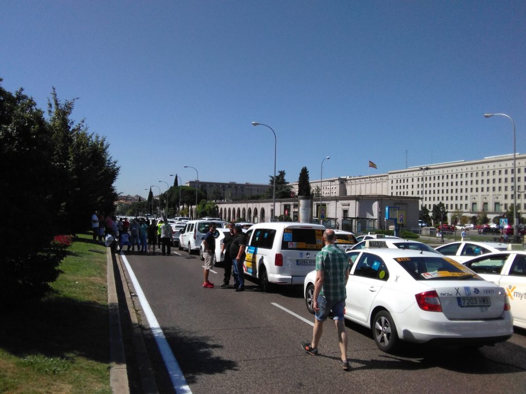 (AMP) Taxistas se concentran frente a Fomento y esperan un mensaje de «coherencia»