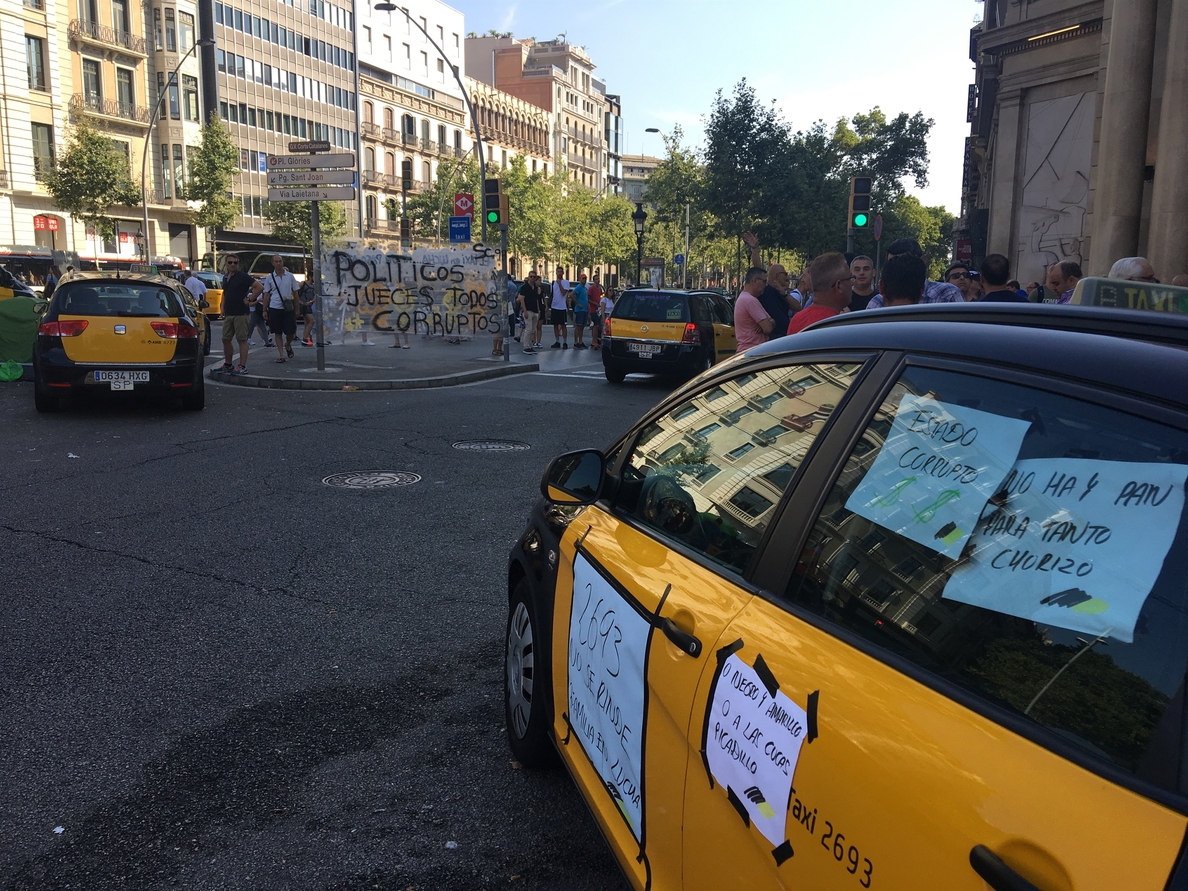 Las taxistas de Barcelona mantendrán la huelga «como mínimo» hasta el miércoles por la tarde