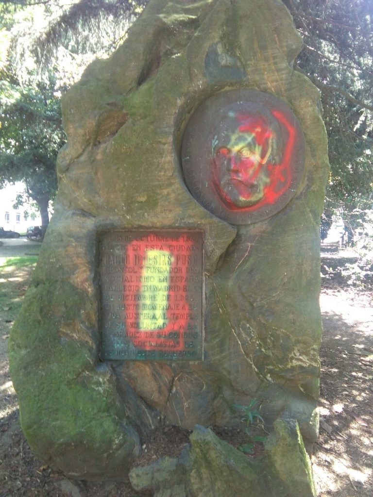 Aparece con pintadas con los colores de la bandera de España el monumento al socialista Pablo Iglesias en Ferrol