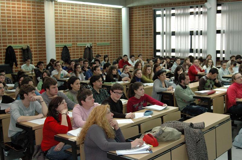 Más de dos millones de estudiantes recibieron becas y ayudas en España durante el curso 2016-2017